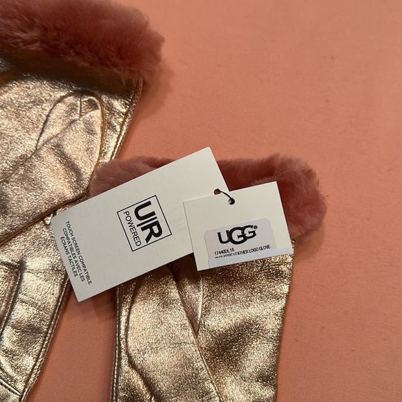 NWT UGG gloves Size large but fit more like Medium - Picture 4 of 8